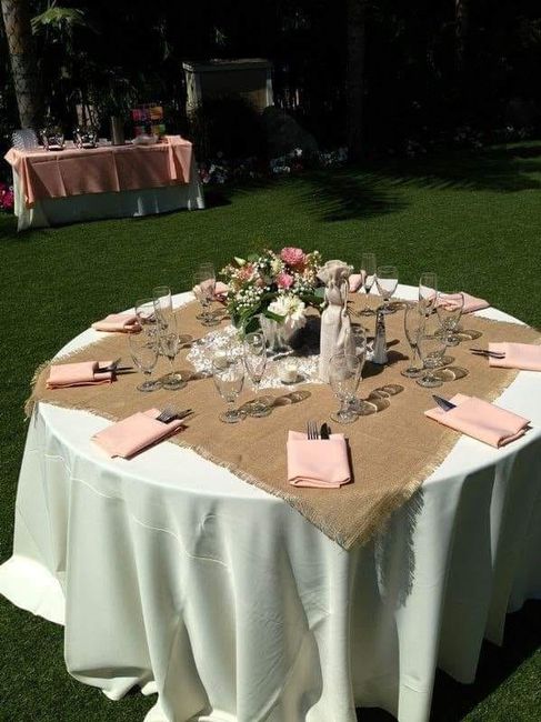 Las mesas, la única diferencia sera el centro de flores.