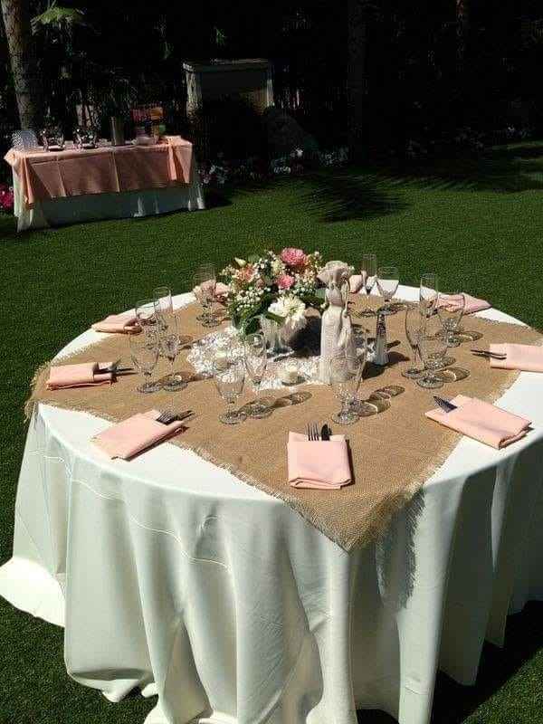 Las mesas, la única diferencia sera el centro de flores.
