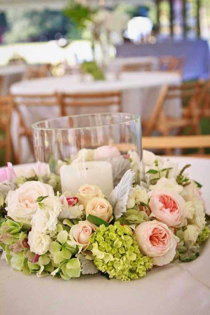 1.- Facil de elaborara; vela, vaso y una corona de flores (podemos combinar colores de rosas según e