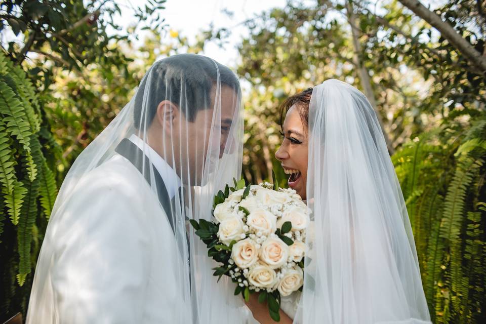 Novio bajo el velo con la novia riéndose