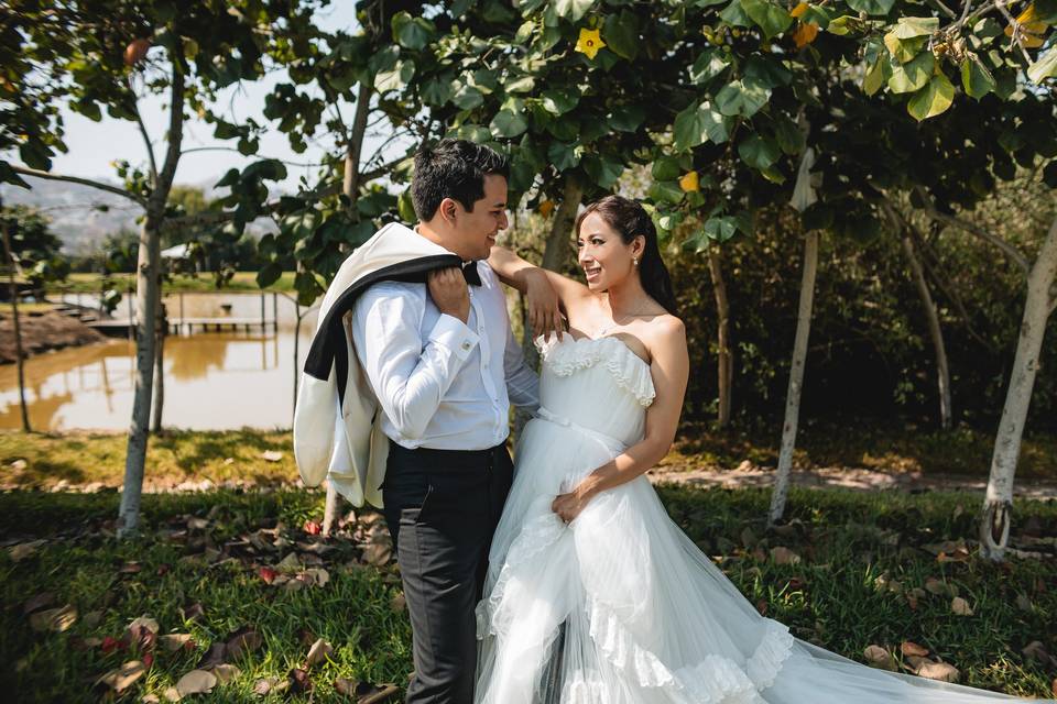 Novios posando en el jardín