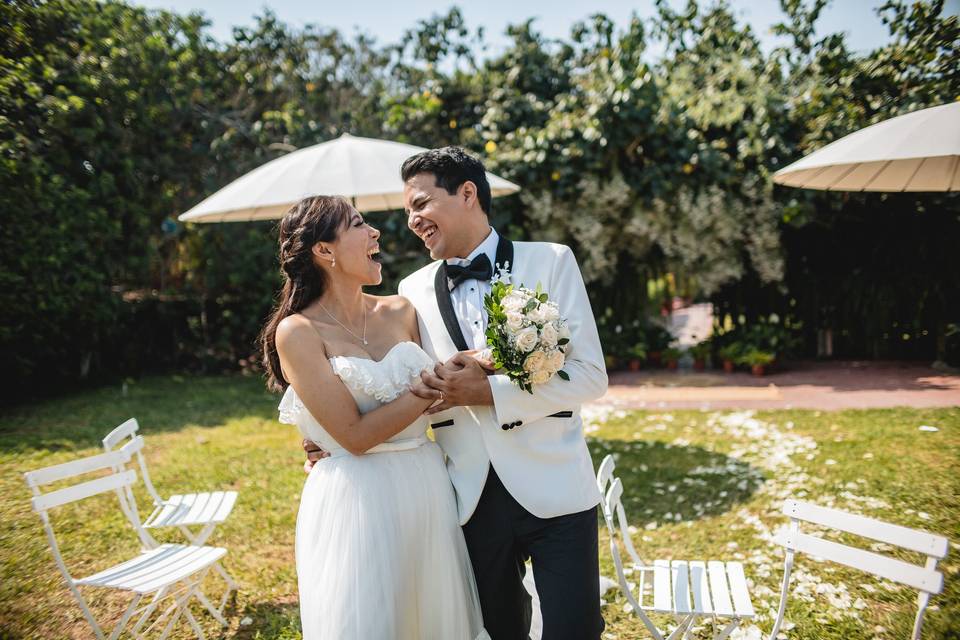 Novios riendo en el jardín