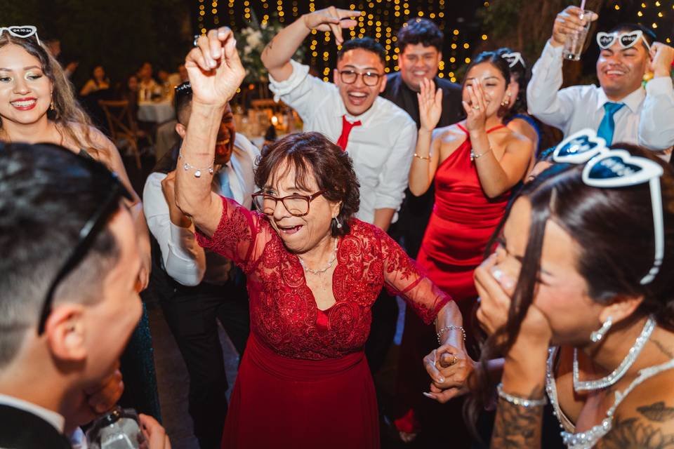 Abuela en la fiesta