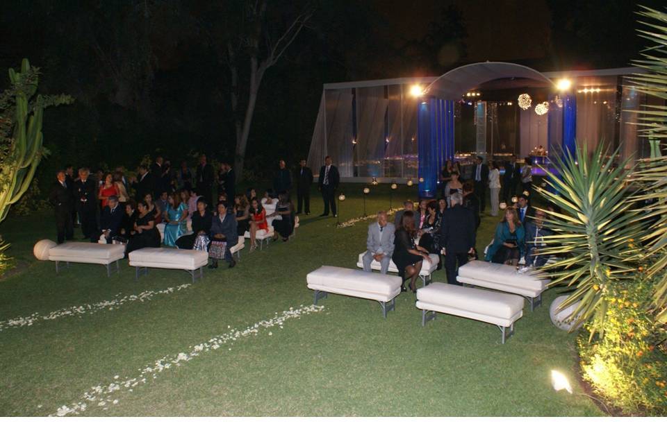 Boda de noche en jardín