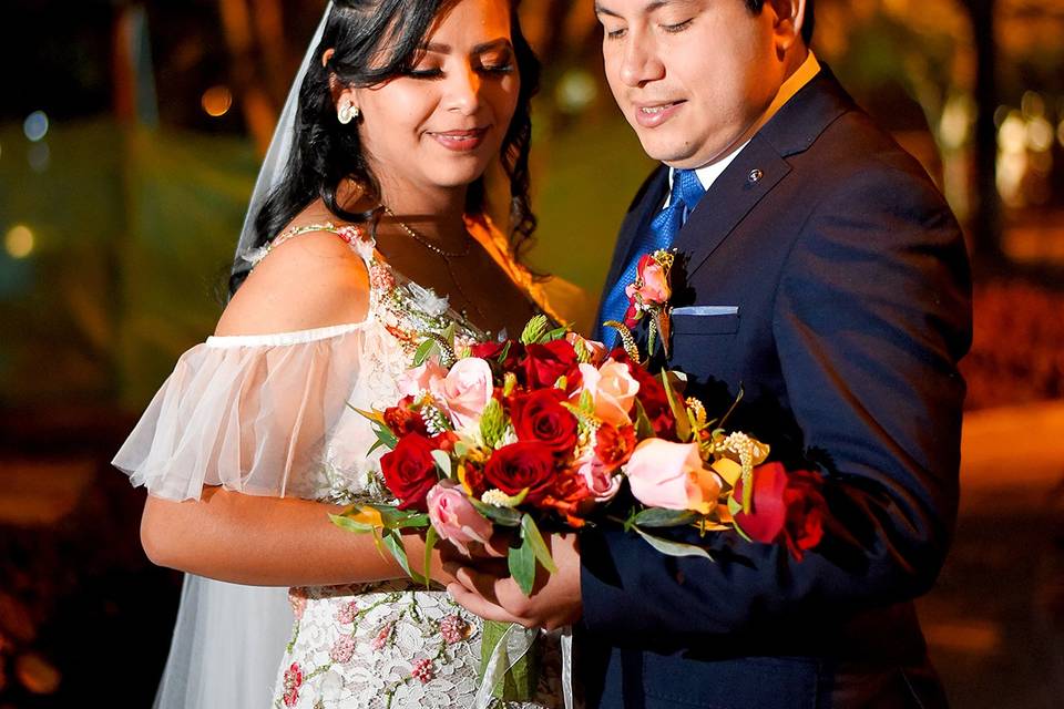 Pareja posando en la noche