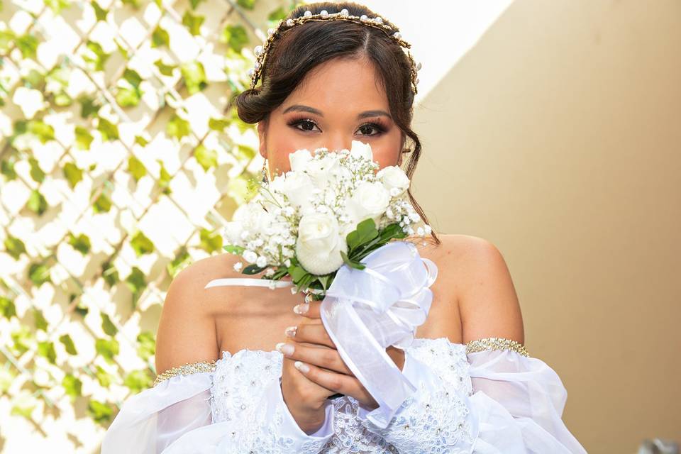 Novia con ramo de rosas blancas