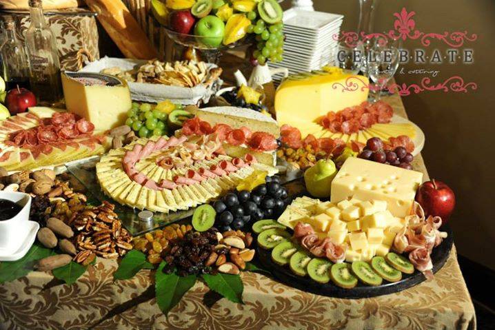 Mesa de quesos y frutas