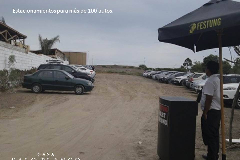 Amplia playa para 100 autos