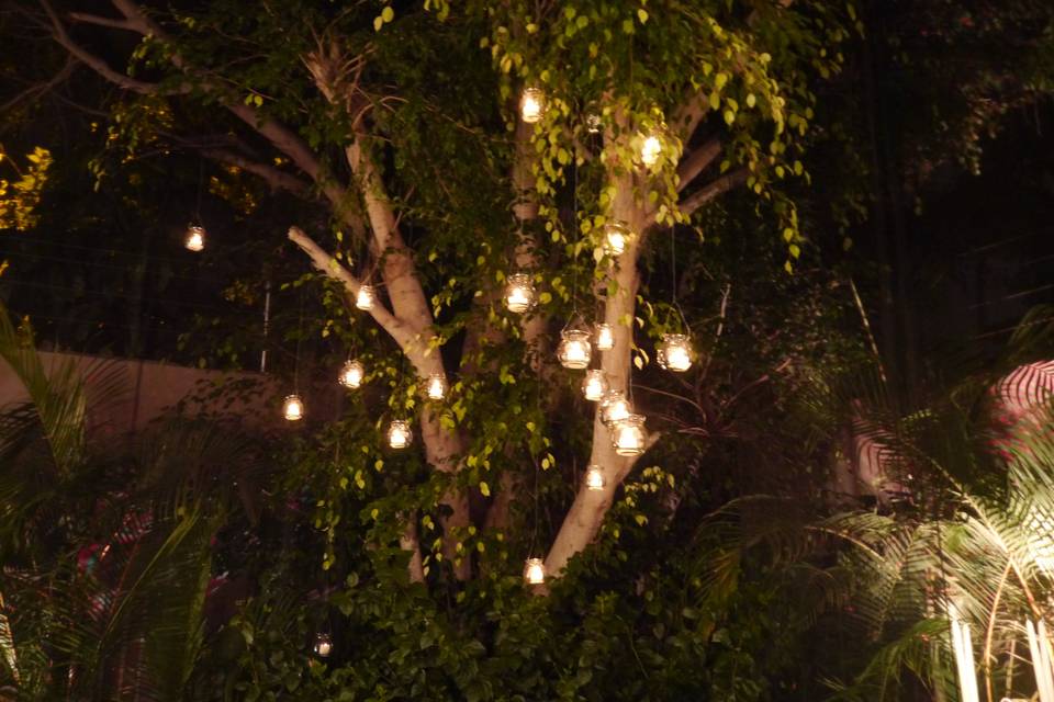 Decoración de árbol con velas