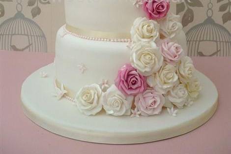 Torta blanca con rosas