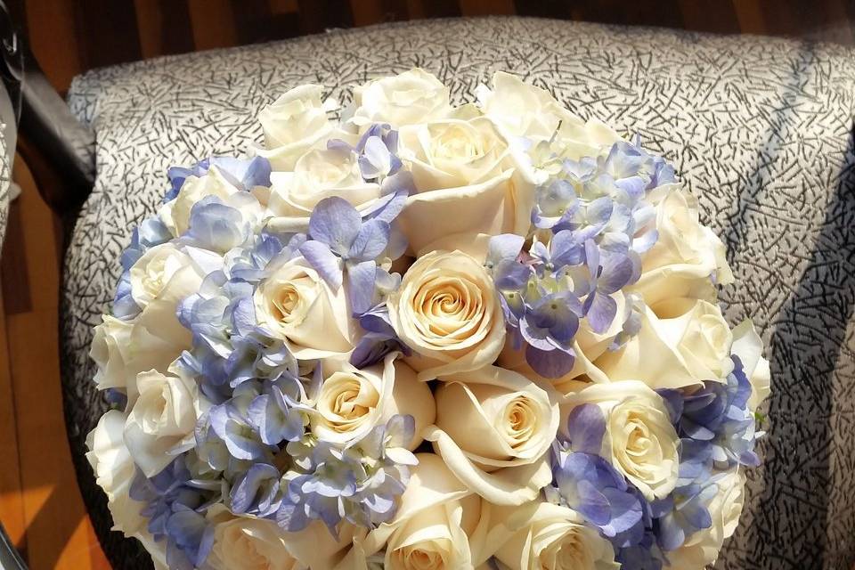 Bouquet perla y azul claro
