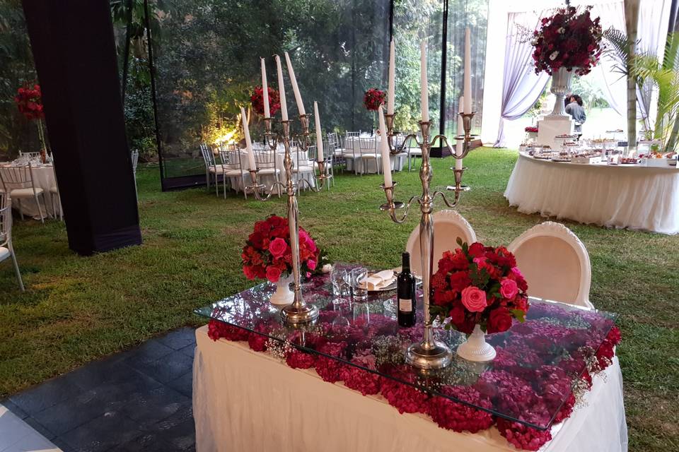 Mesa de novios rojos