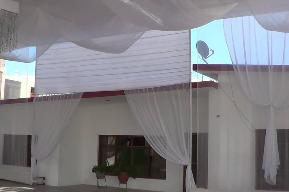 Toldo con vigas para boda