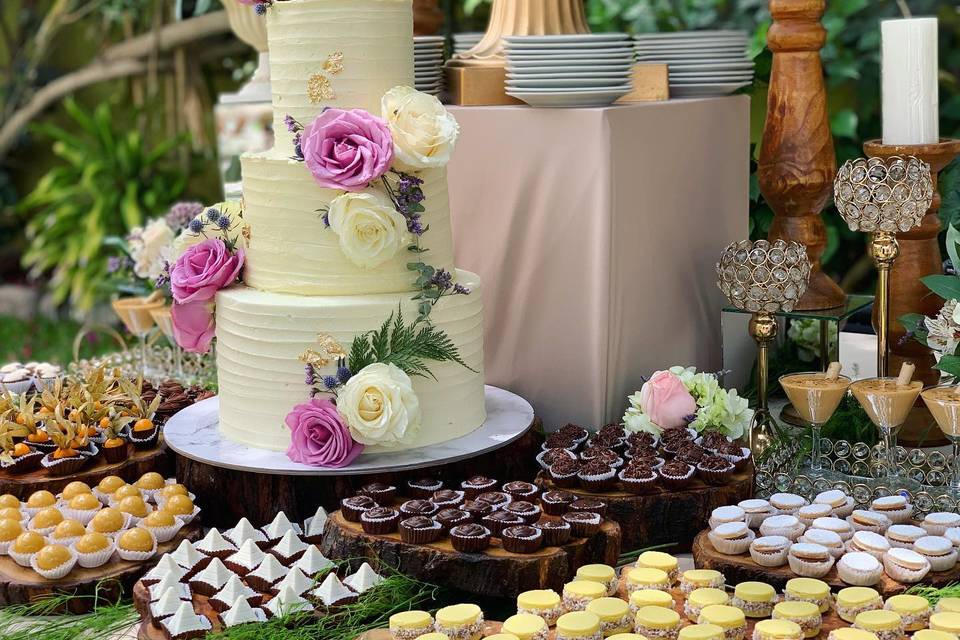 Mesa de dulces y torta