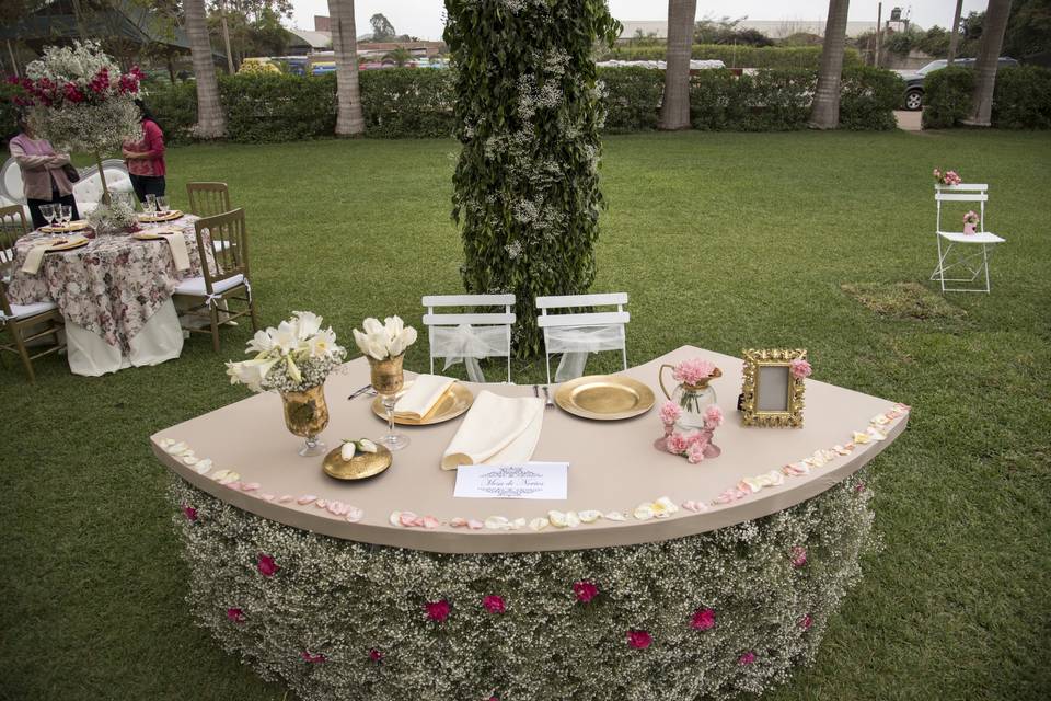 Mesa novios con flores