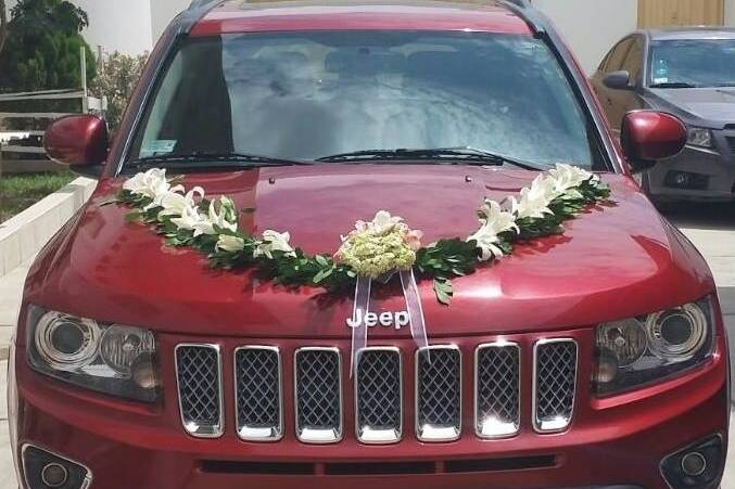 Jeep con arreglo floral