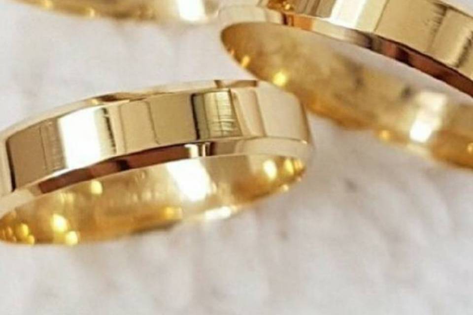 Alianzas en oro 18k.