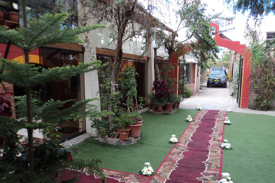 Jardín con alfombra roja