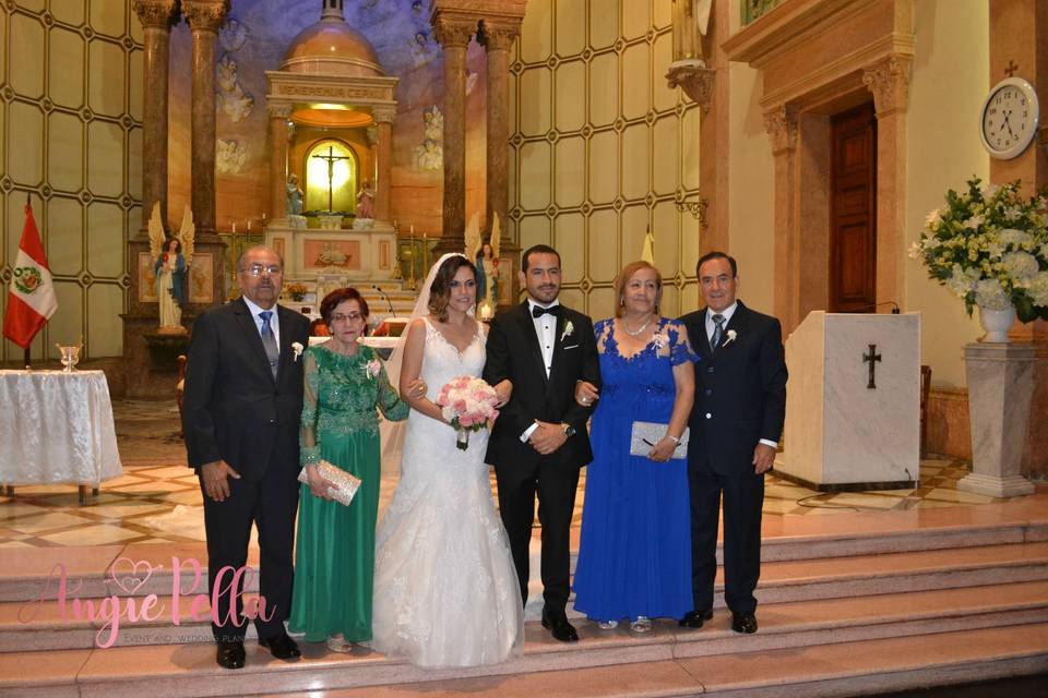 Familia en el altar