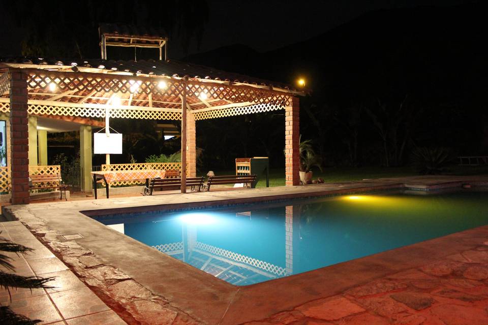 La pérgola y piscina de noche