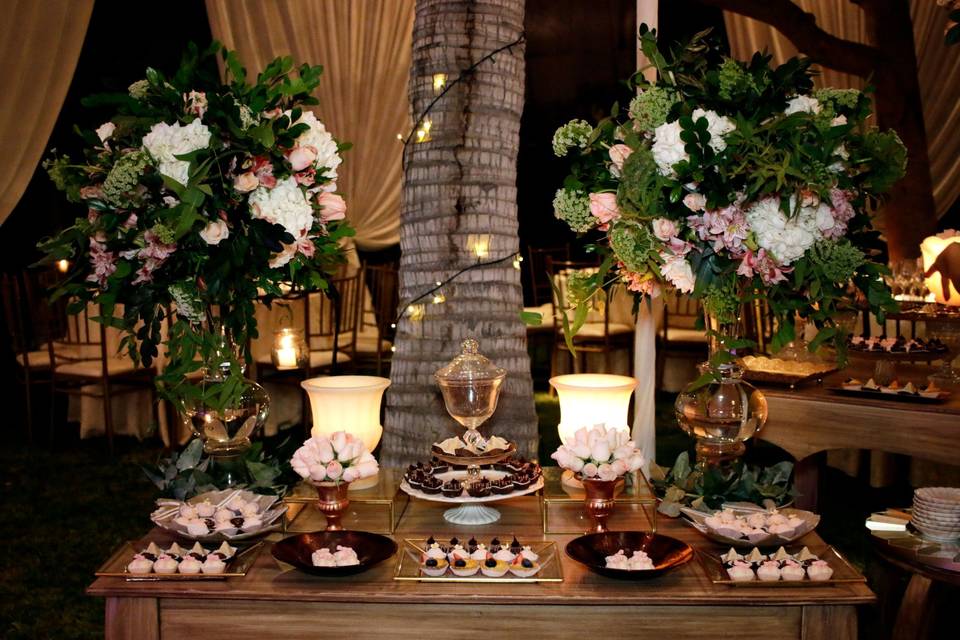 Mesa de dulces, velas y flores