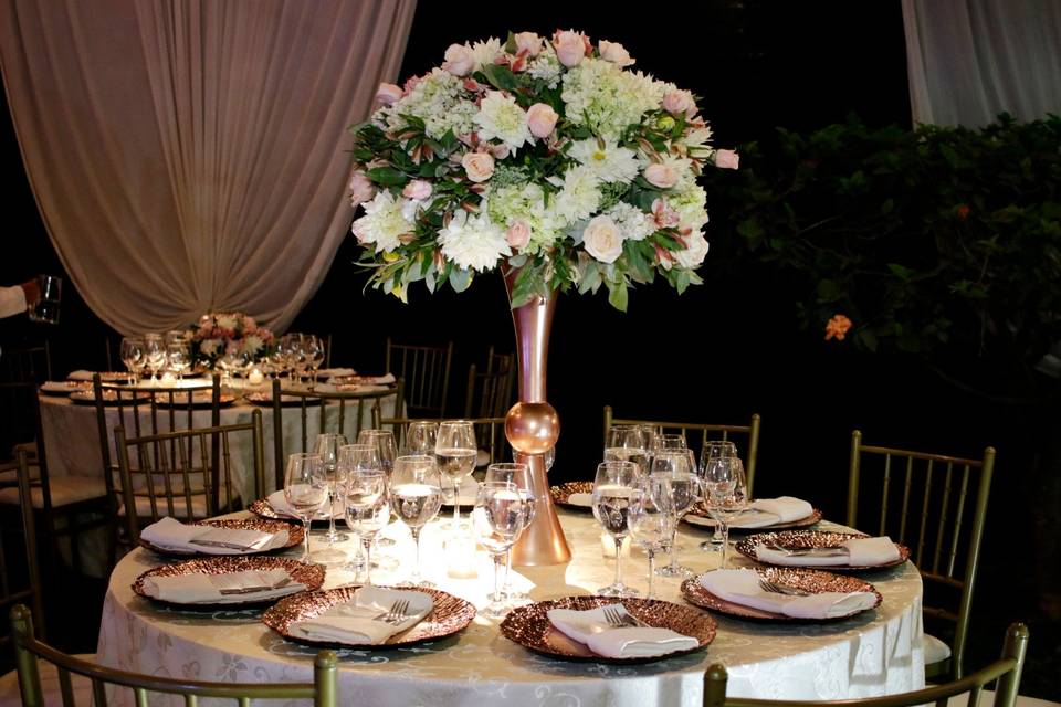 Mesa invitados flores altas