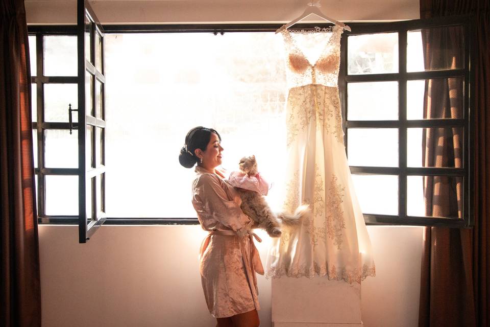 Katiuska, su gata y su vestido