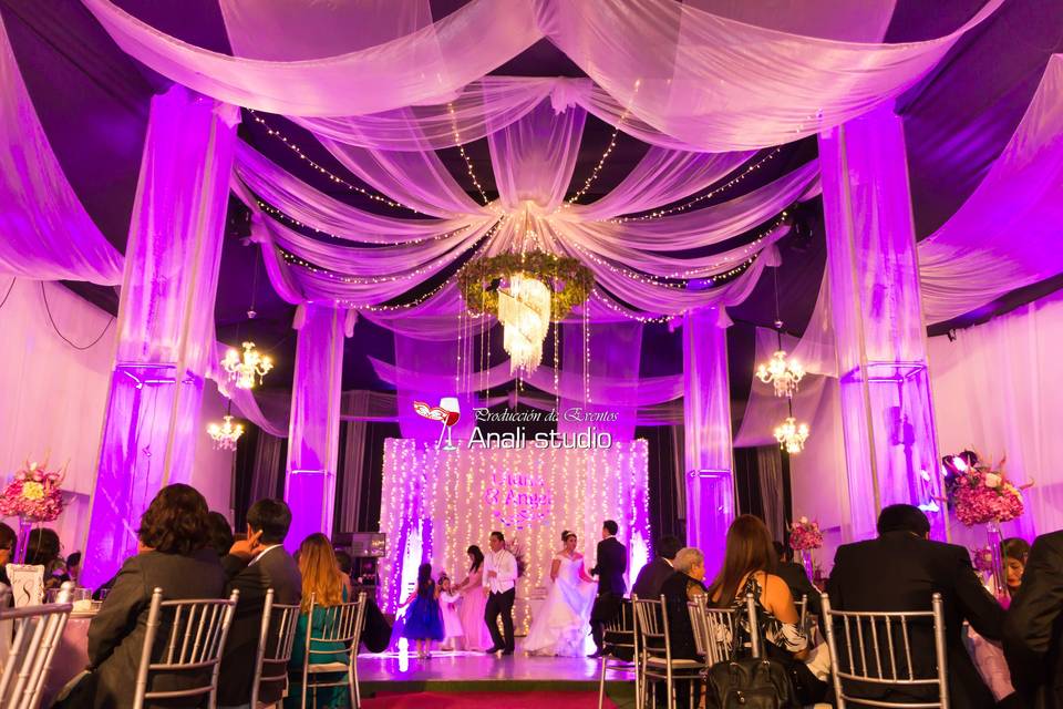 Evento decorado con telas y luces