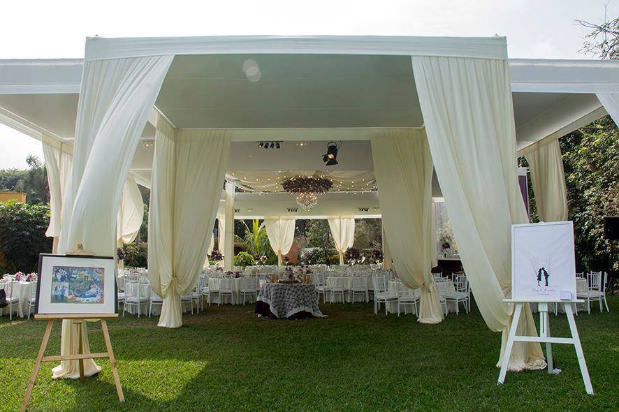 Carpa blanca en un jardín