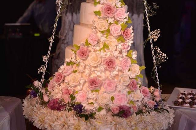 Pastel de varios pisos con flores