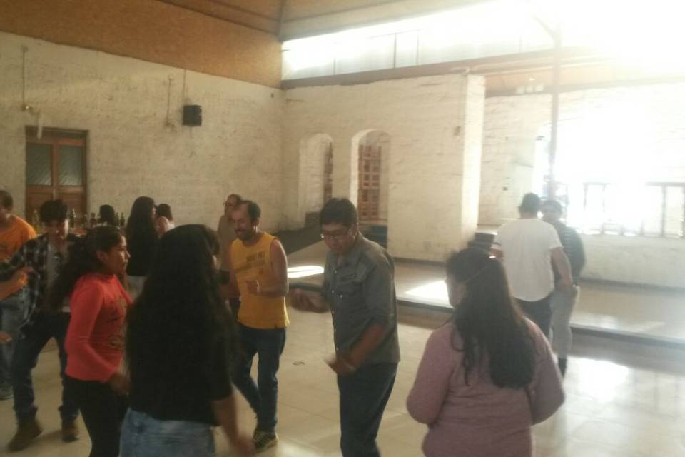 Personas bailando con obatalá