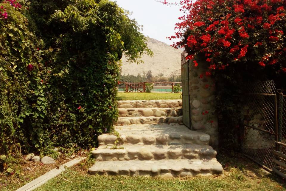 Entrada a los jardines del río