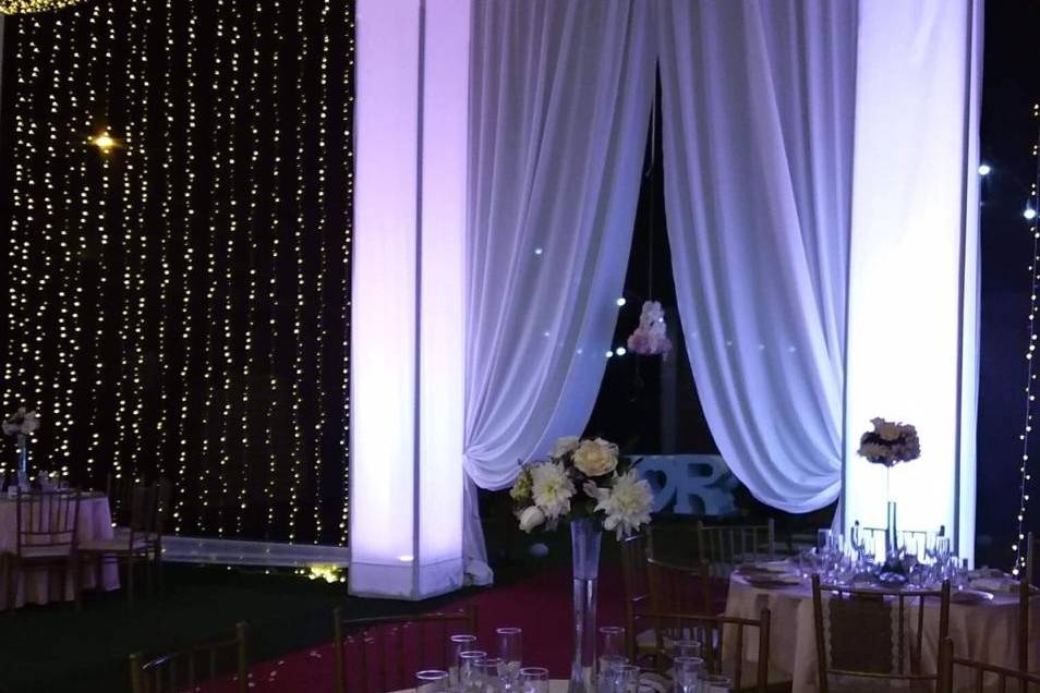 Ingreso a toldo iluminado