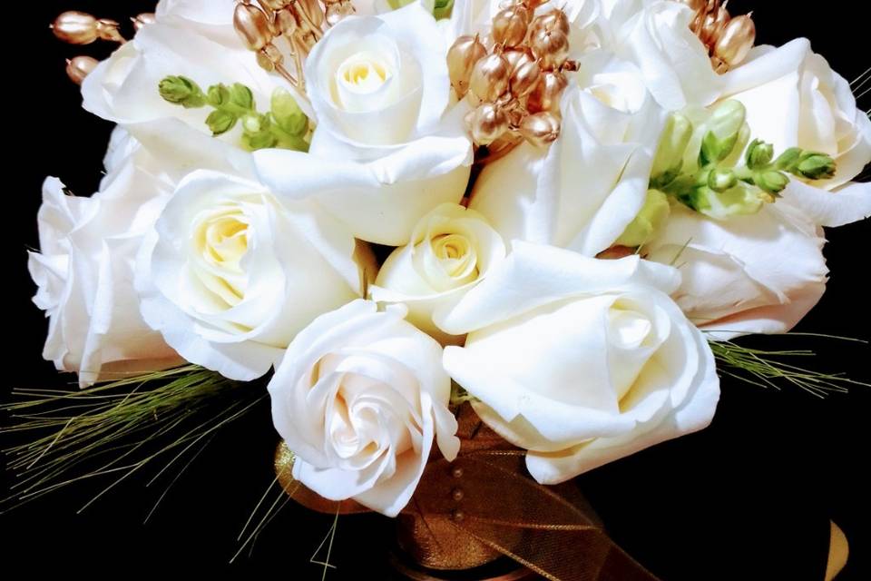 Bouquet en blancos y dorados