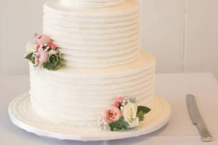 Torta frosting y flores naturales