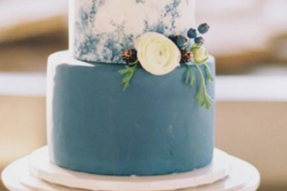Misty blue cake weeding