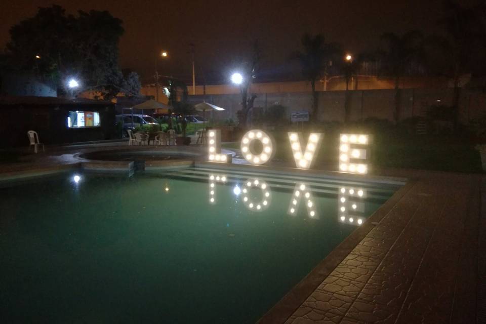 Love en piscina