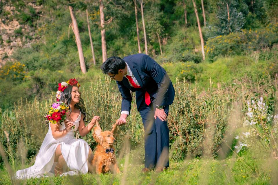 Novios con su perrito en el campo