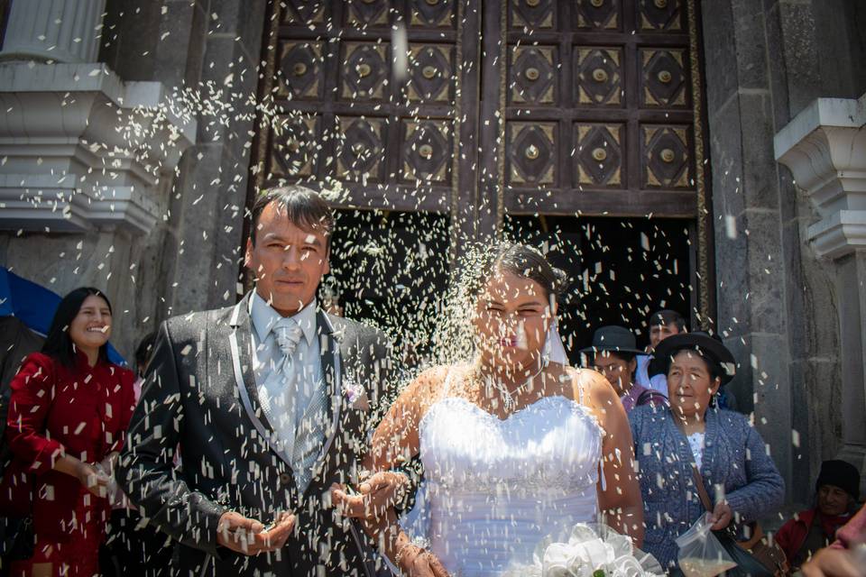 Novios saliendo de la iglesia