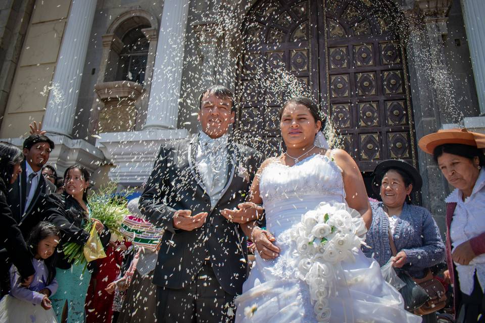 Aventándole arroz a los novios