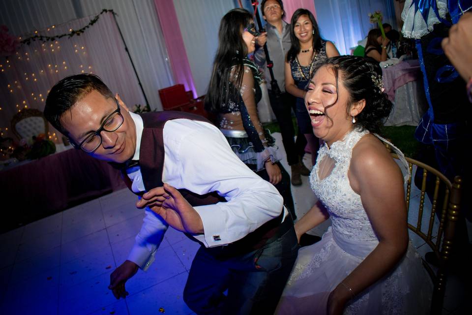 Novios felices bailando en la pista