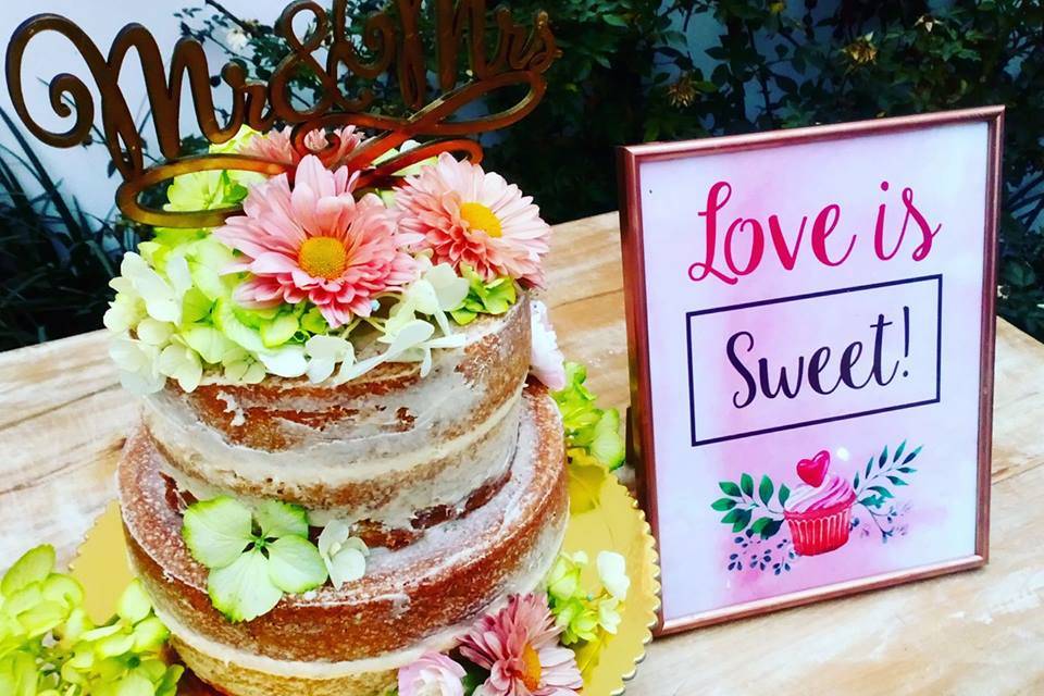 Naked cake con flores vivaces