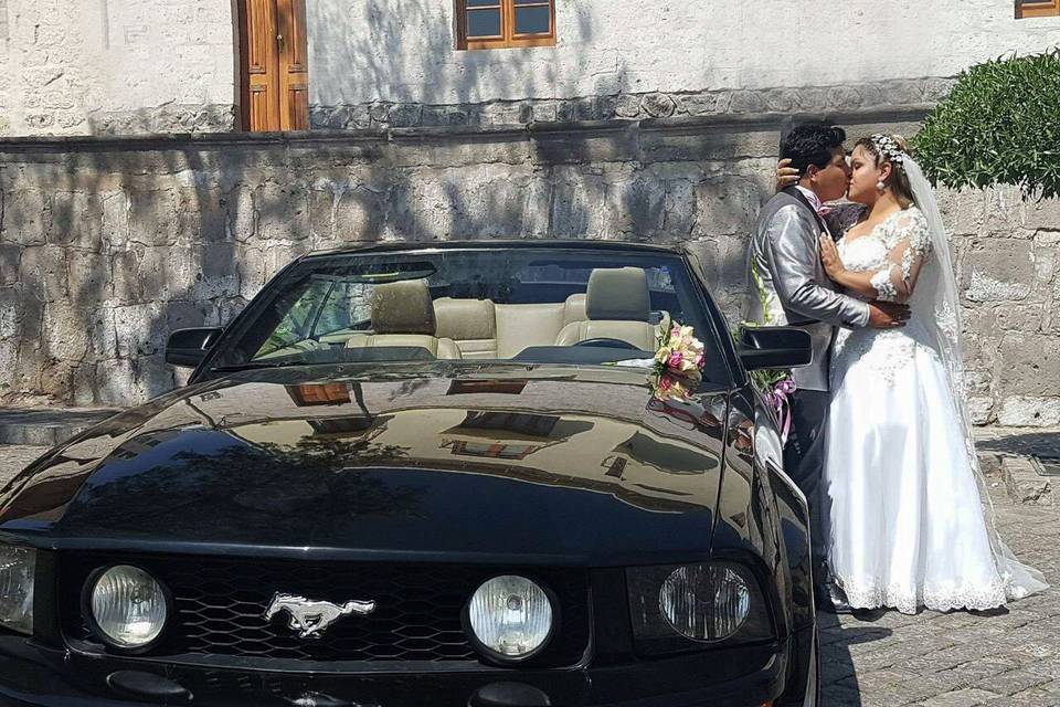 Novios besándose en un auto negro