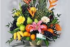 Ramo con flores y frutas