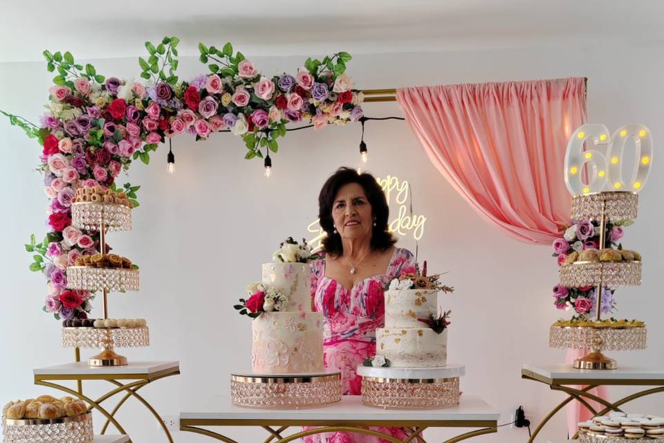 Mujer de vestido rosa con pastel