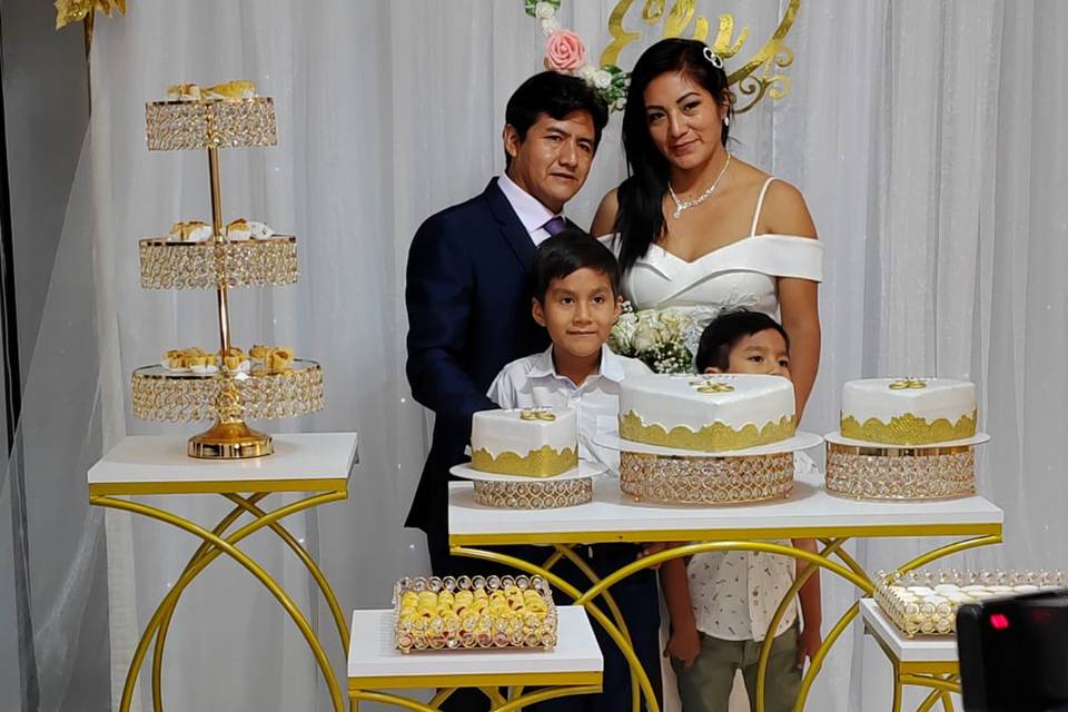 Novios con niños y pastel