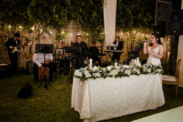 Cantando en la boda