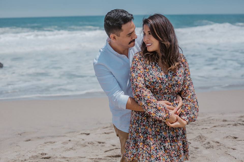 Pareja abrazándose en la playa