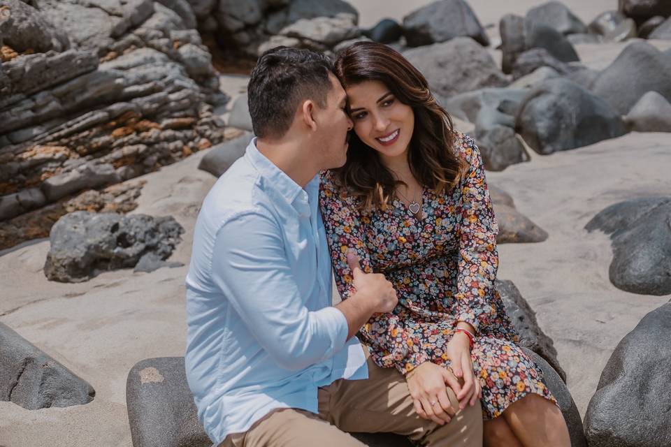 Pareja sentada en las rocas