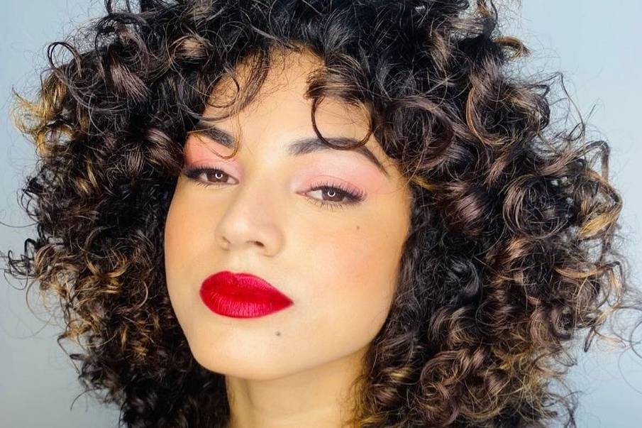 Maquillaje elegante con labios rojos y pelo suelto